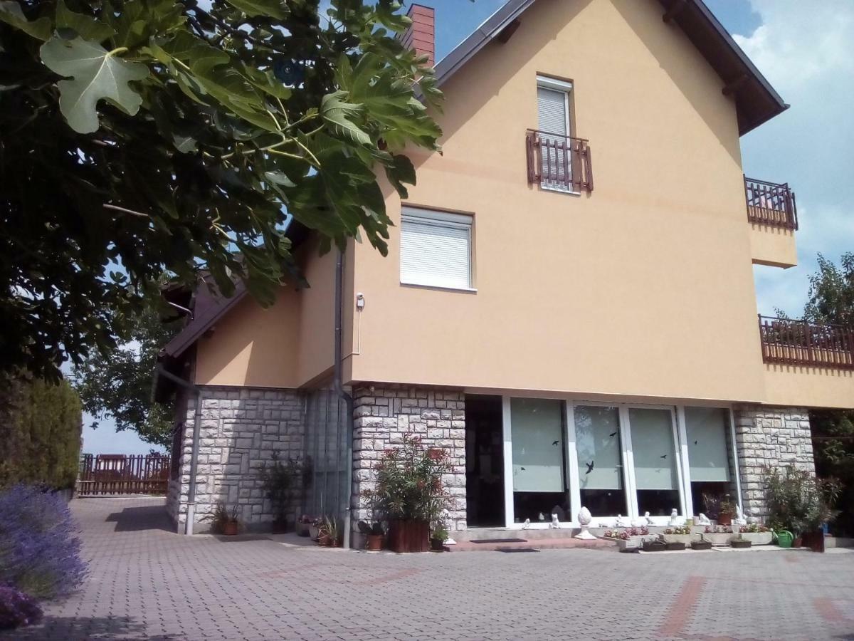 Kata Vendeghaz Hotel Balatonfured Exterior photo